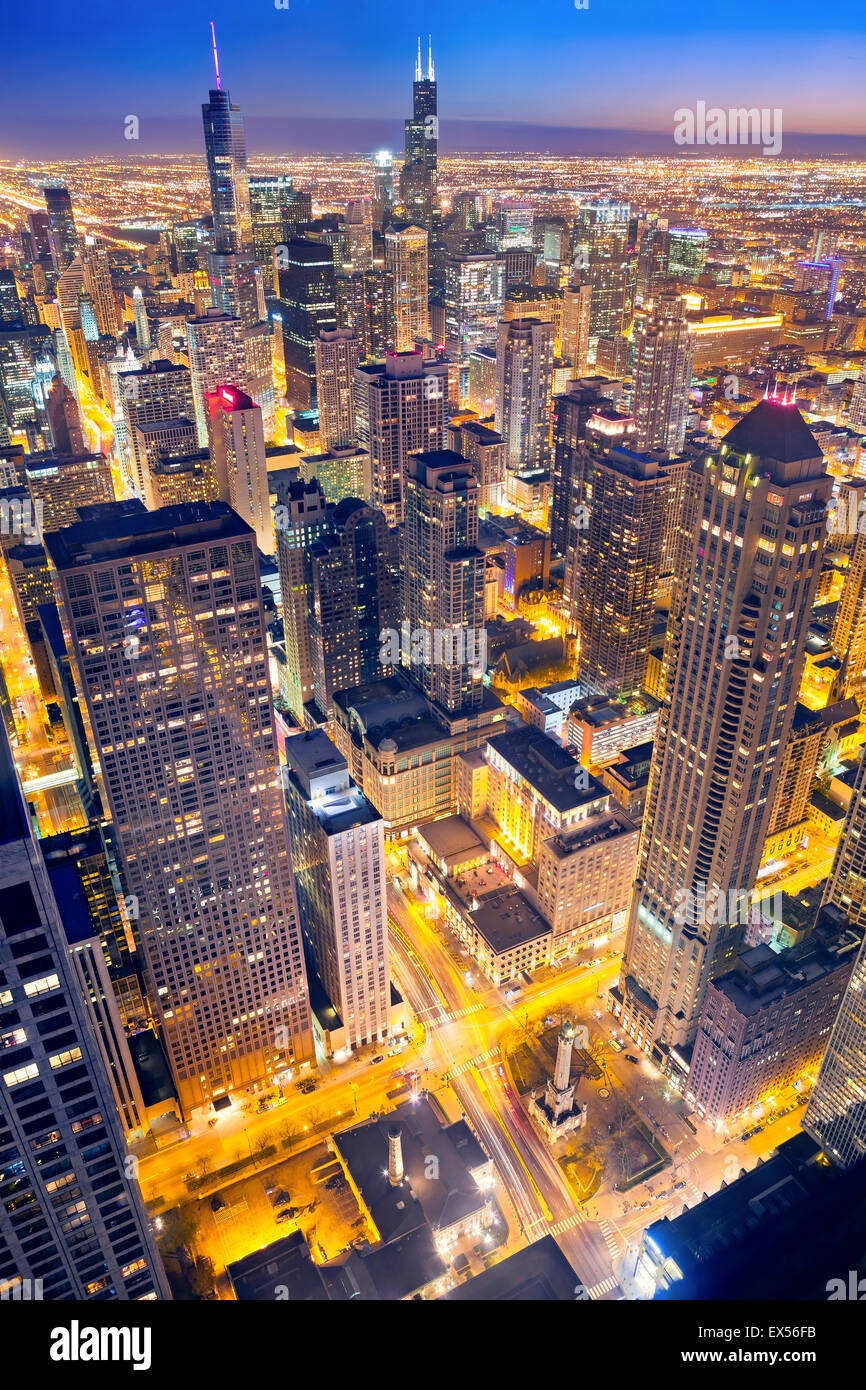 Luftaufnahme von Chicago downtown in der Dämmerung von hoch oben. Stockfoto