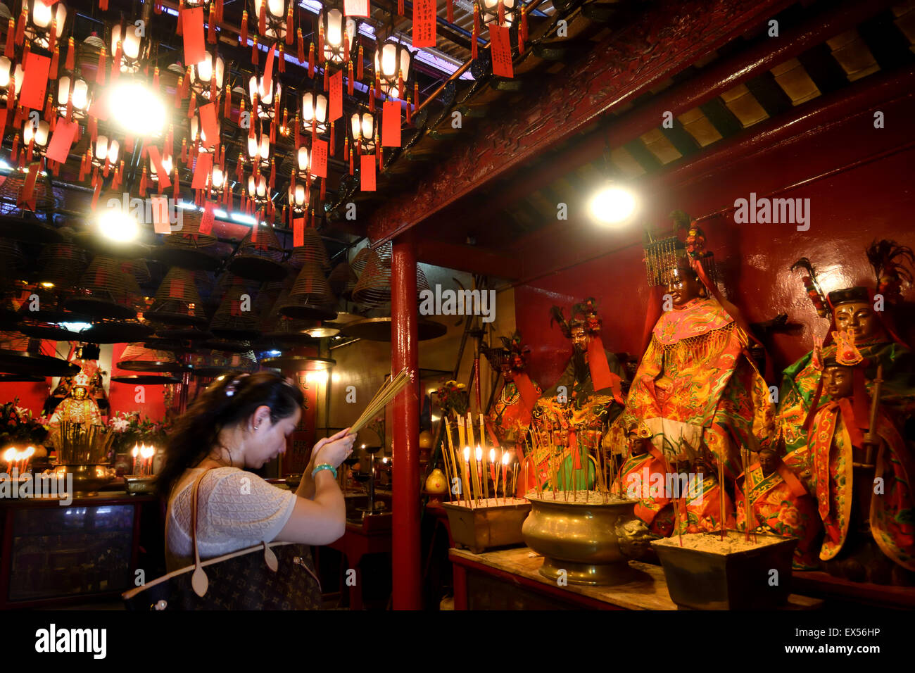 Frau anbeten, beten in Man Mo Tempel (Hollywood Road) Hong Kong China Stockfoto