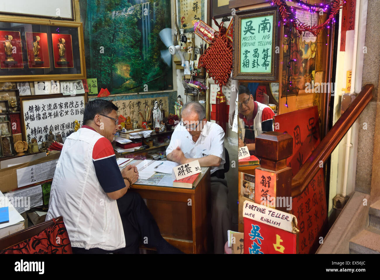 Wahrsagerin in der Man Mo Tempel (Hollywood Road) Hong Kong China Stockfoto