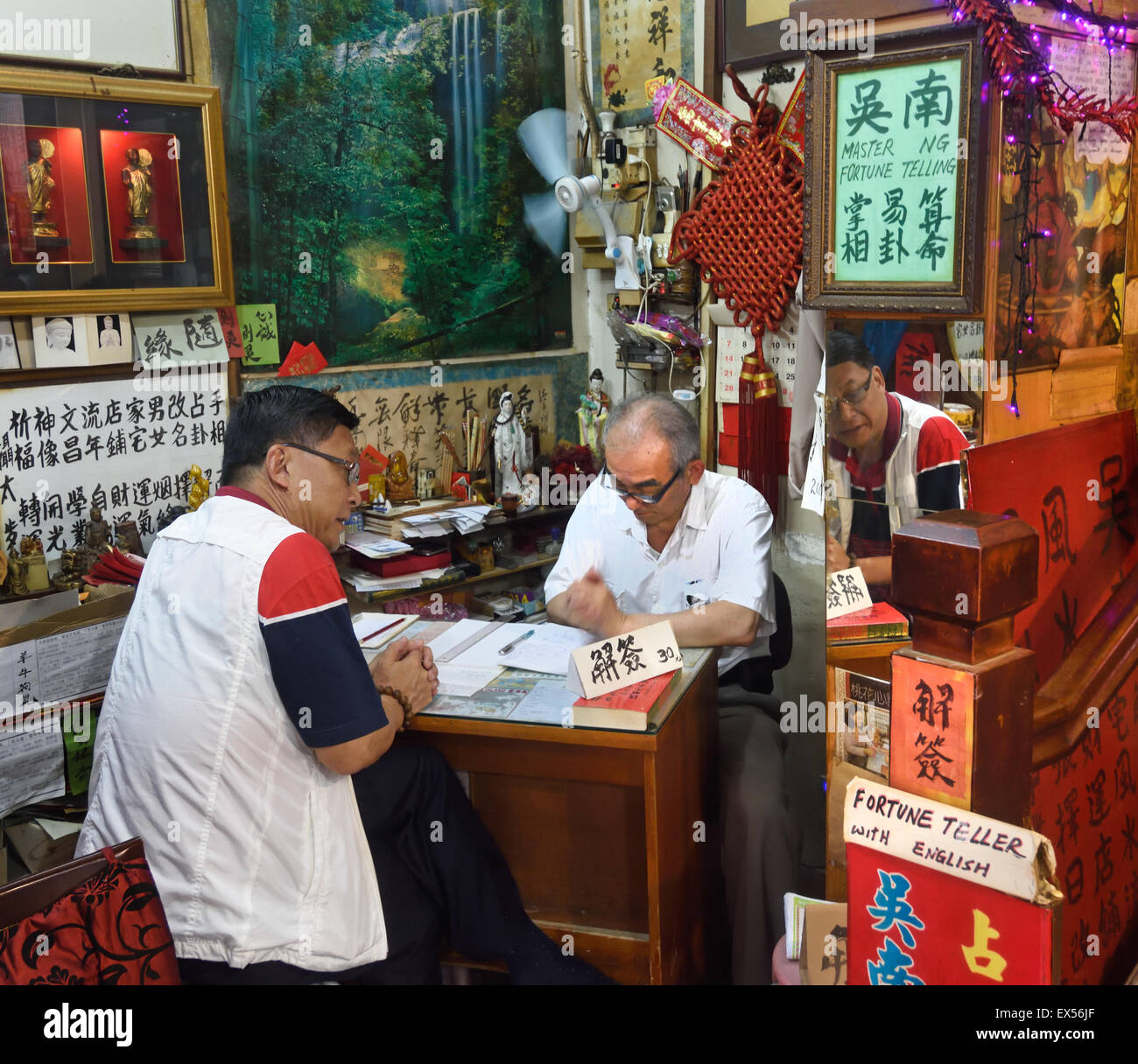 Wahrsagerin in der Man Mo Tempel (Hollywood Road) Hong Kong China Stockfoto