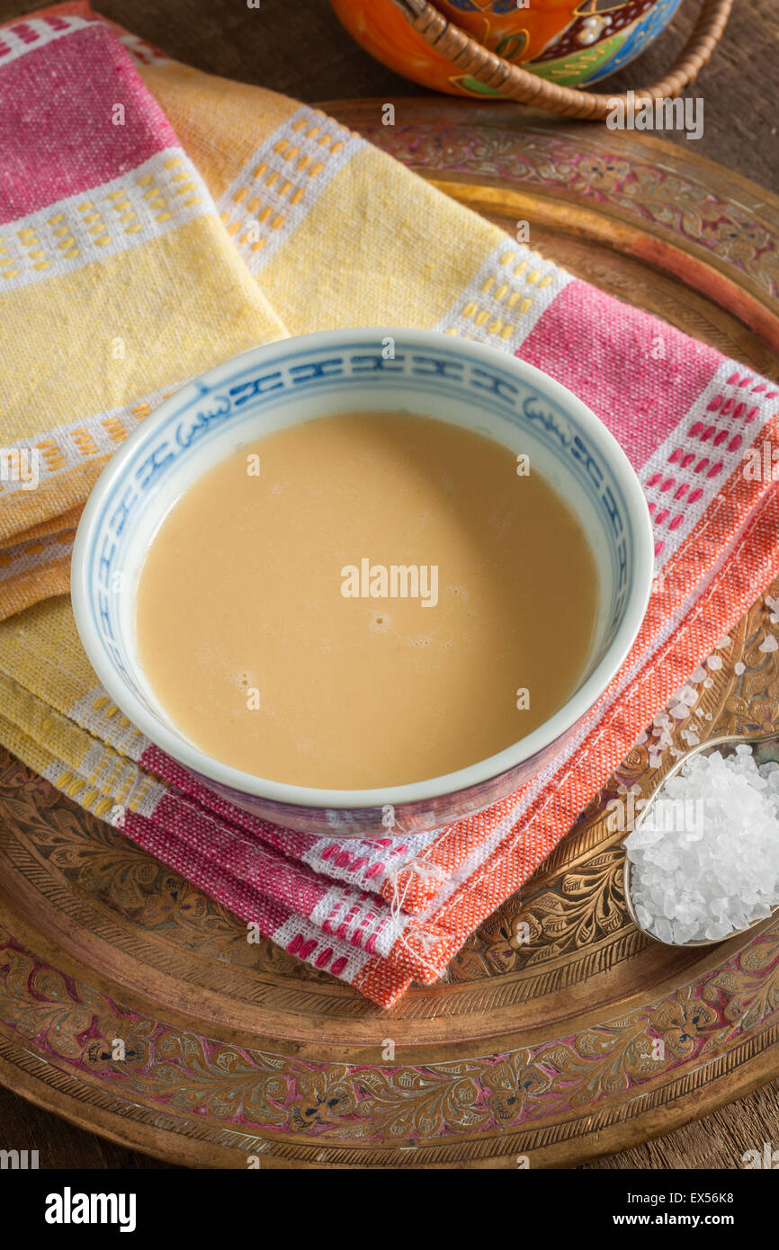 Tibetan yak butter tea -Fotos und -Bildmaterial in hoher Auflösung – Alamy