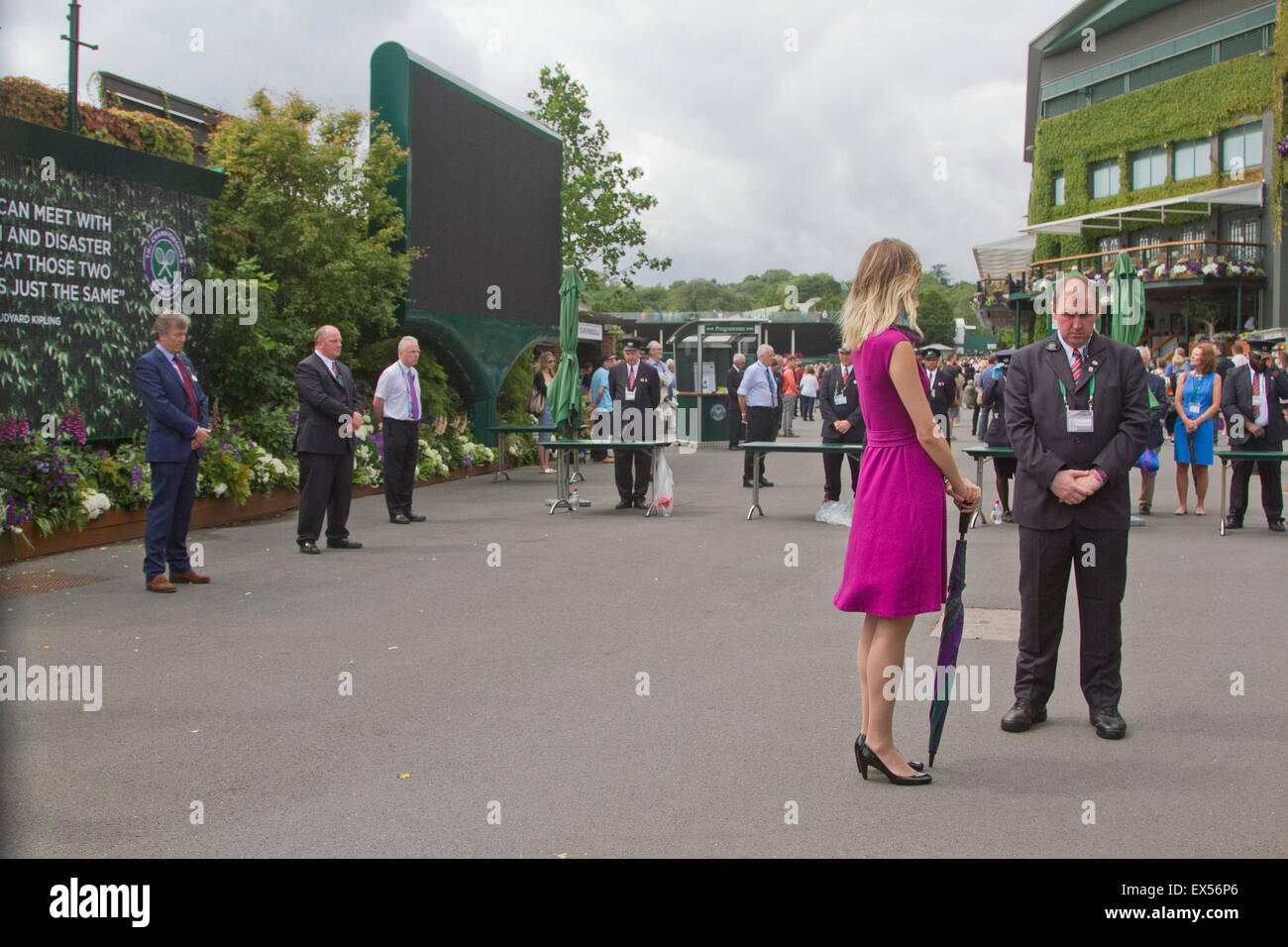 Wimbledon, London, UK. 7. Juli 2015. Der All England Club statt eine Schweigeminute auf 11:30 am zehnten Jahrestag der 7.Juli Terror Bombenanschläge in London. 7/7. London Bombardierungen Opfer. 10 Jahr-Jubiläum.  Bildnachweis: Amer Ghazzal/Alamy Live-Nachrichten Stockfoto