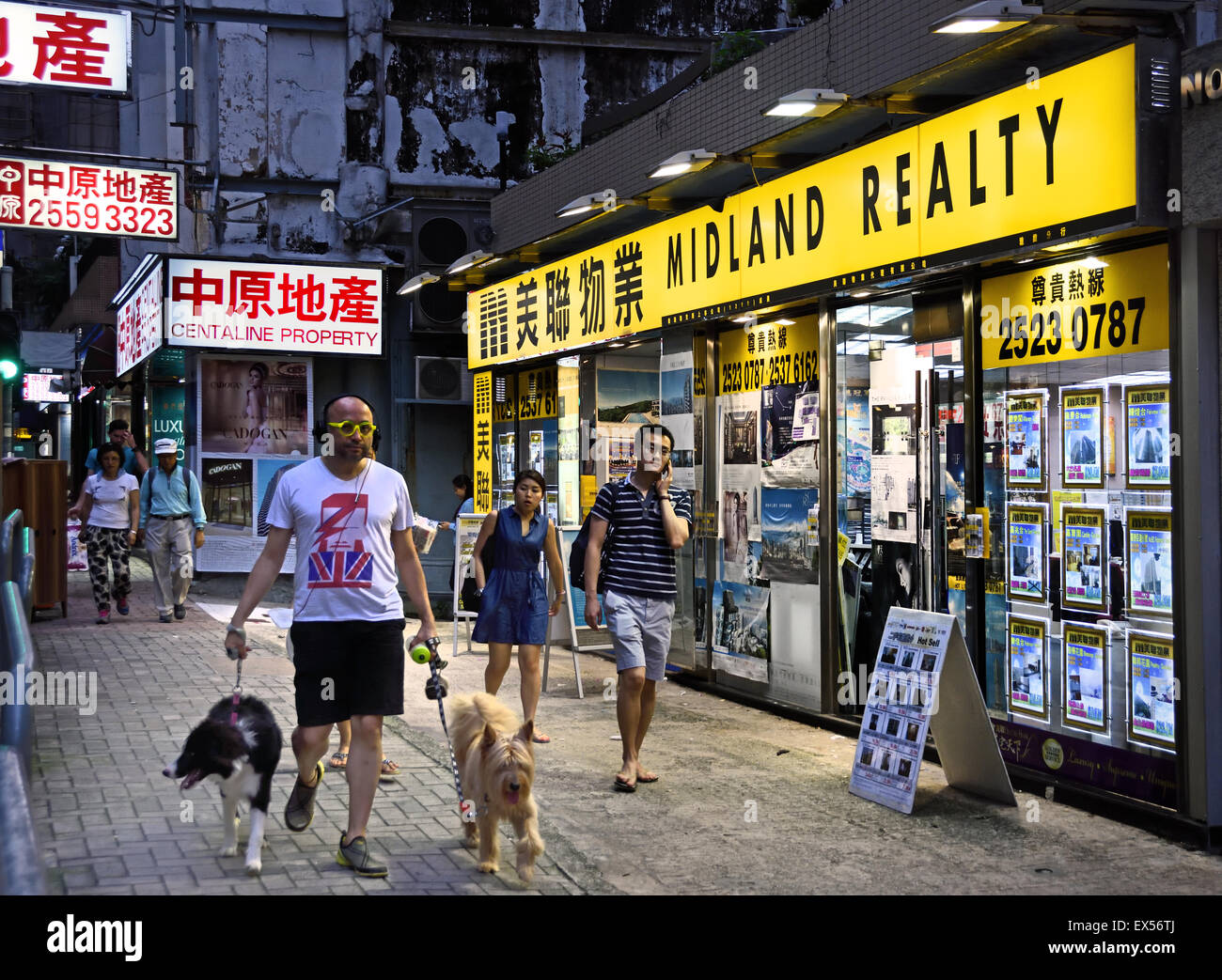 Immobilien zum Verkauf in einem Immobilienmakler Fenster Hong Kong Insel Sonderverwaltungsregion Hongkong China chinesische Stockfoto