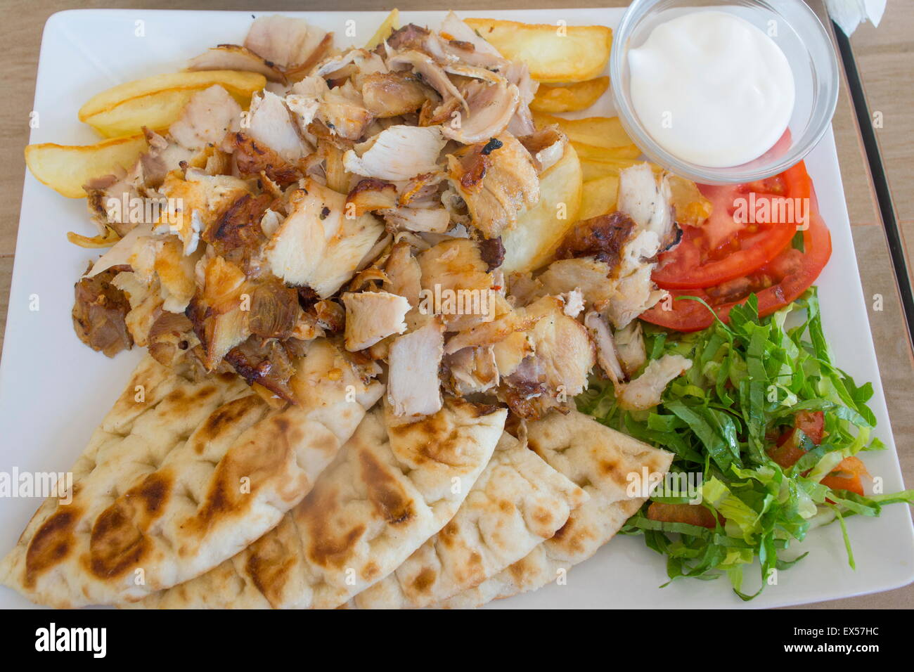 Huhn Gyros Portion mit Gemüse serviert auf einem Teller-offset Stockfoto