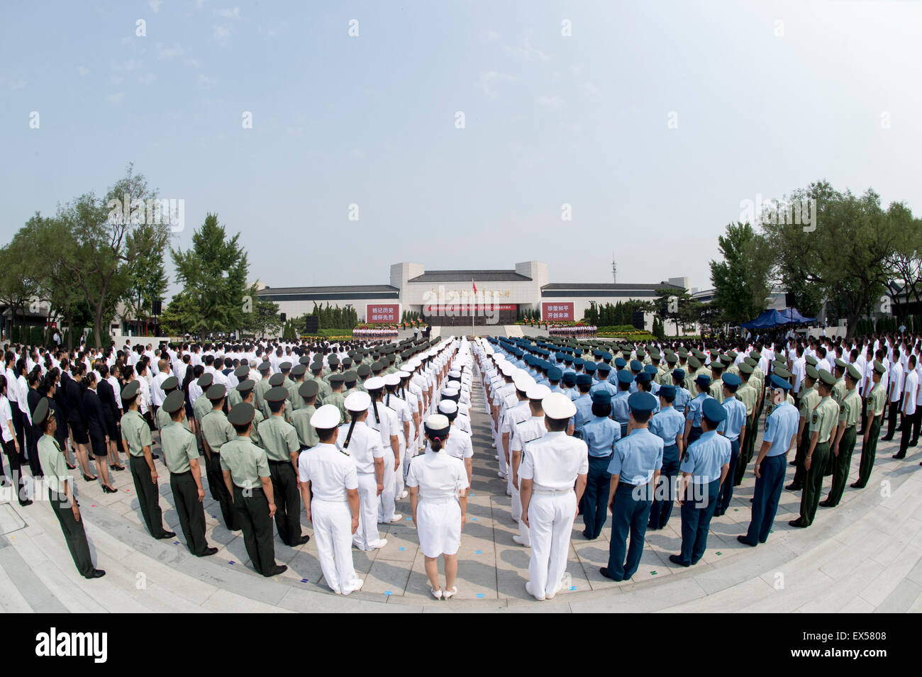 Peking, China. 7. Juli 2015. Feierliche Eröffnung des "Großen Sieg, historischen Beitrag" Ausstellung zum 78. Jahrestag des Beginns des chinesischen Volkes Krieg des Widerstands gegen die japanische Aggression ist in Peking, Hauptstadt von China, 7. Juli 2015 statt. Bildnachweis: Wang Ye/Xinhua/Alamy Live-Nachrichten Stockfoto