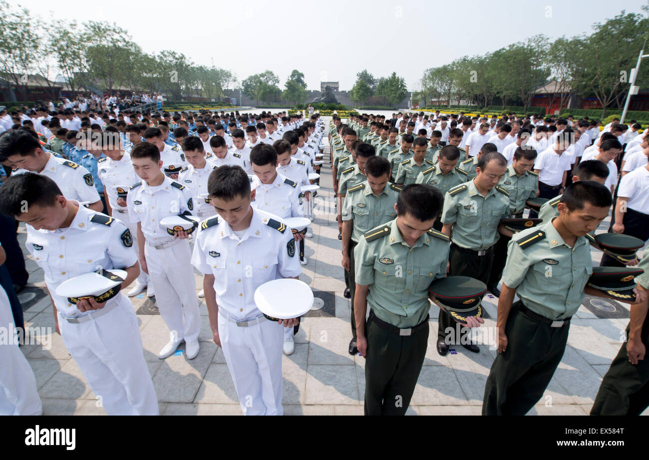 Peking, China. 7. Juli 2015. Menschen aus allen Lebensbereichen trauern um Opfer während der Eröffnungsfeier der "Großen Sieg, historischen Beitrag" Ausstellung zum 78. Jahrestag des Beginns des chinesischen Volkes Krieg des Widerstands gegen die japanische Aggression in Peking, Hauptstadt von China, 7. Juli 2015. Bildnachweis: Wang Ye/Xinhua/Alamy Live-Nachrichten Stockfoto