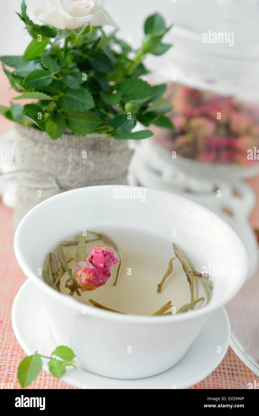 Gesund grüner Tee mit getrockneten Rosen Stockfoto