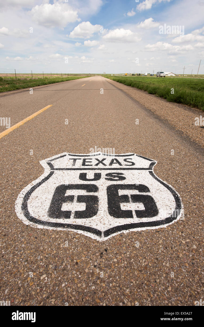 Route 66 Schild gemalt auf der Straße in Texas Stockfoto