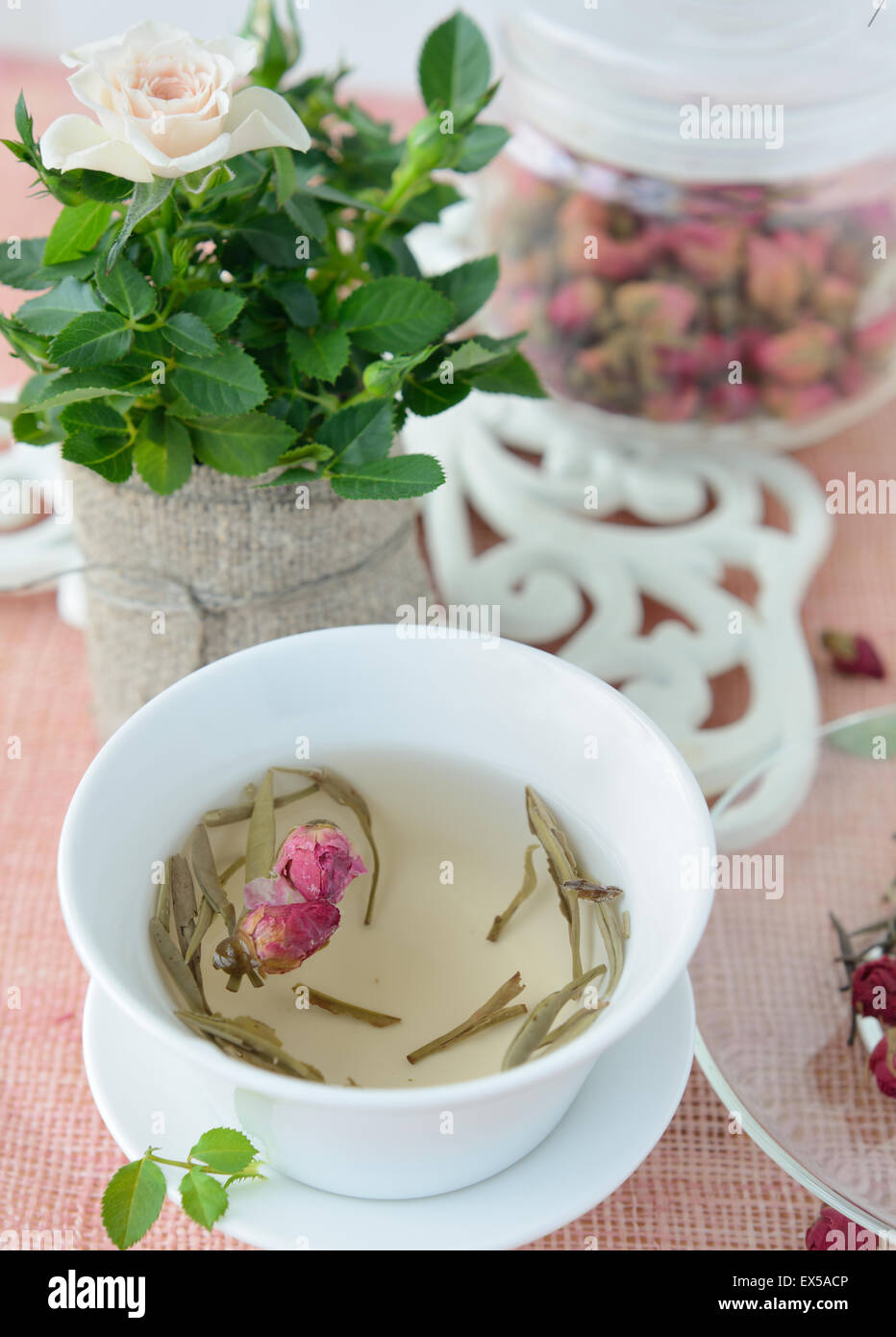 Gesund grüner Tee mit getrockneten Rosen Stockfoto
