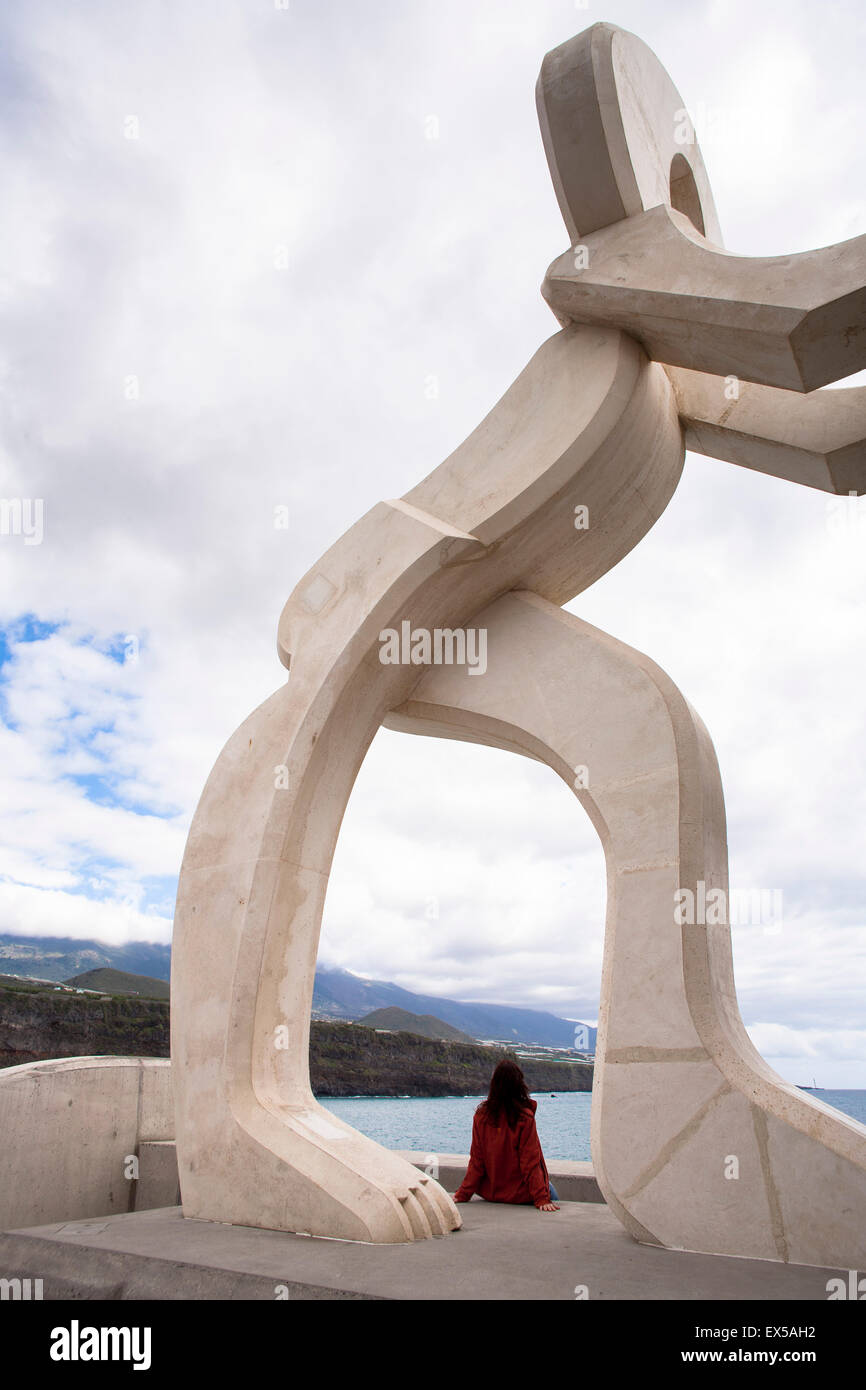 ESP, Spanien, die Kanaren Insel La Palma, Skulptur an der Wand der Wellenbrecher im Hafen von Puerto de Tazacorte.  ESP, S Stockfoto
