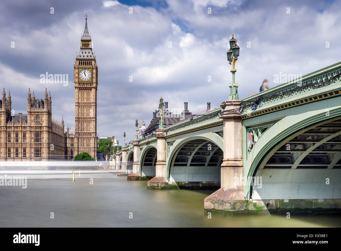 Westminster Bridge über die Themse zum Big Ben und der Palace of Westminster in London führt. Stockfoto