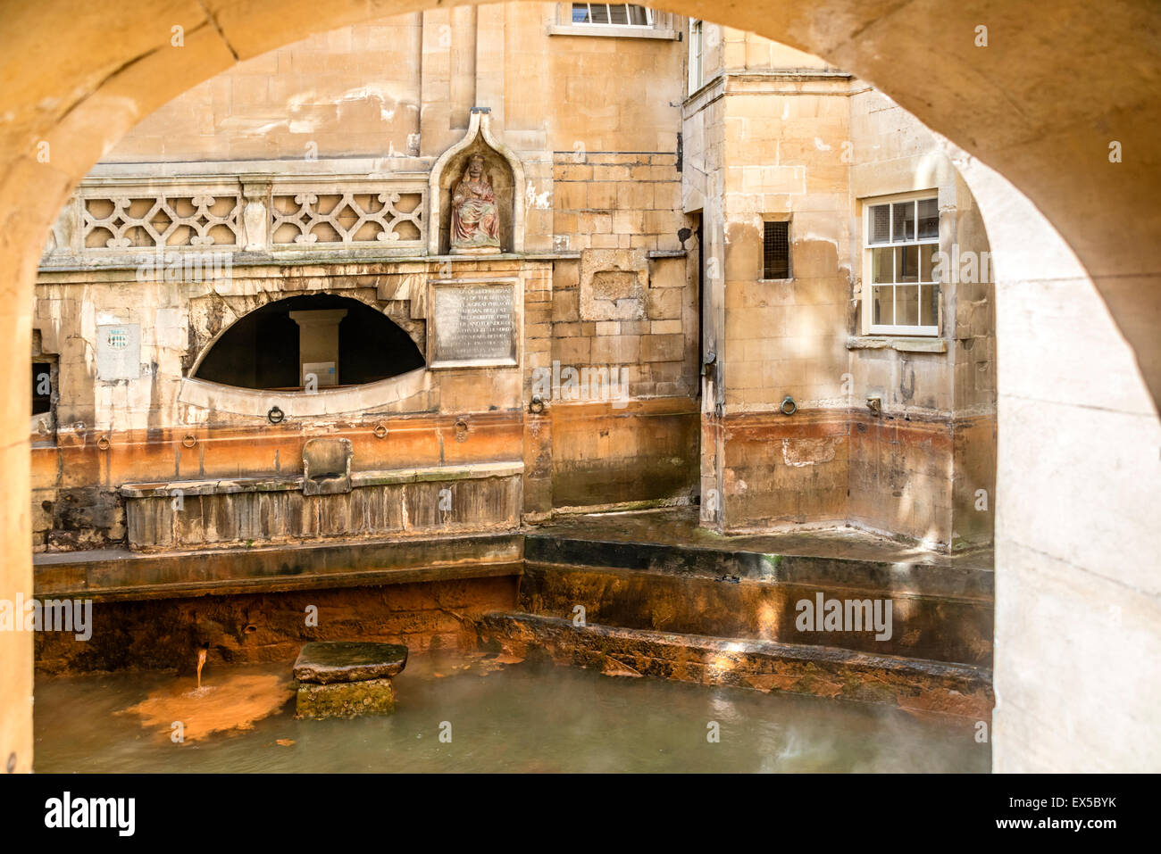 "Sacred Pool Sulis" auf dem unteren Gelände der römischen Bad Komplex, Somerset, Bad, England. Stockfoto