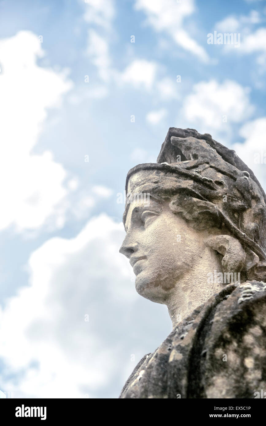 Skulptur der Göttin Roma im Komplex der römischen Bäder, Bath, Somerset, England Stockfoto
