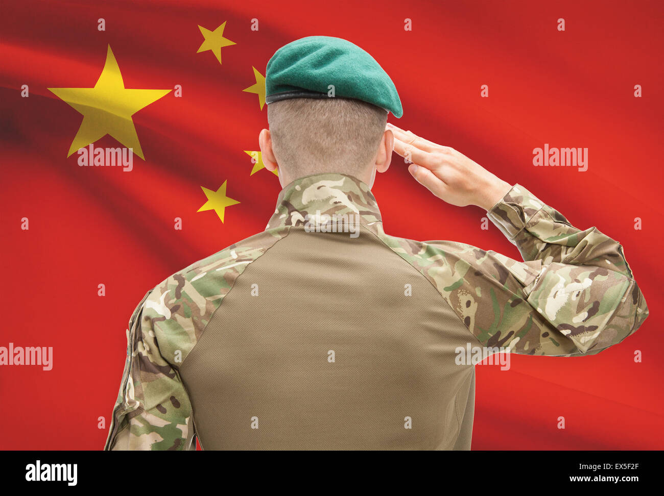 Soldat im Hut vor Nationalflagge Reihe - China Stockfoto
