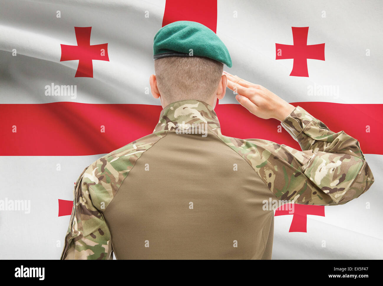 Soldat im Hut vor Nationalflagge Reihe - Georgien Stockfoto