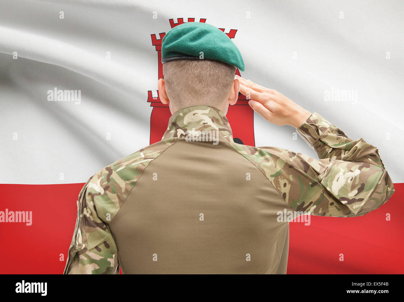 Soldat im Hut vor Nationalflagge Reihe - Gibraltar Stockfoto