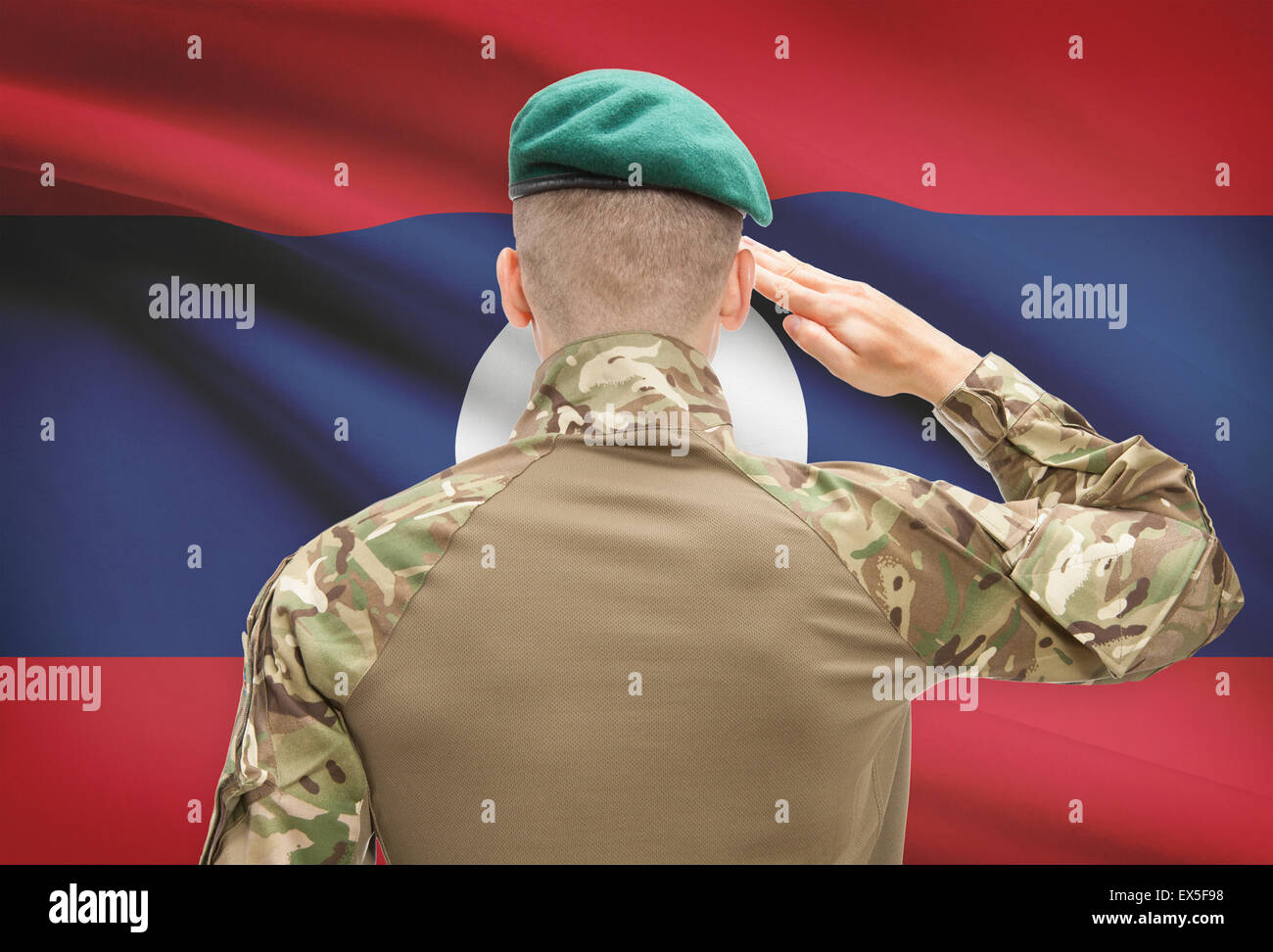 Soldat im Hut vor Nationalflagge Reihe - Laos Stockfoto