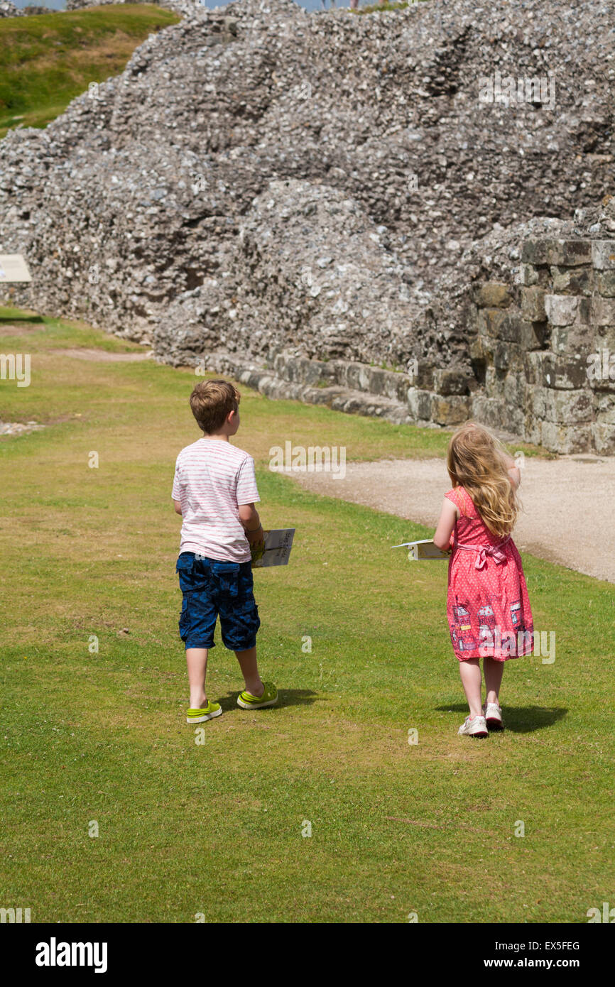 Zwei Kinder, Junge und Mädchen, erkunden im Juli das Hügelfort der Eisenzeit in Old Sarum, nahe Salisbury, Wiltshire, Großbritannien Stockfoto