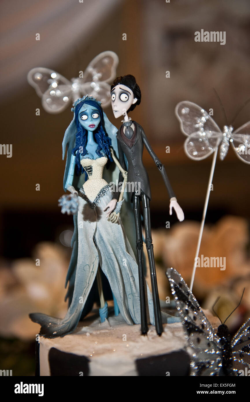 Kooky Hochzeitstorte Figuren Stockfoto