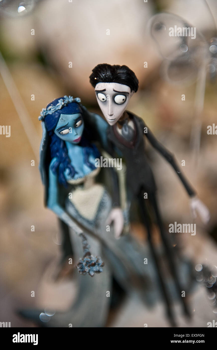 Kooky Hochzeitstorte Figuren Stockfoto