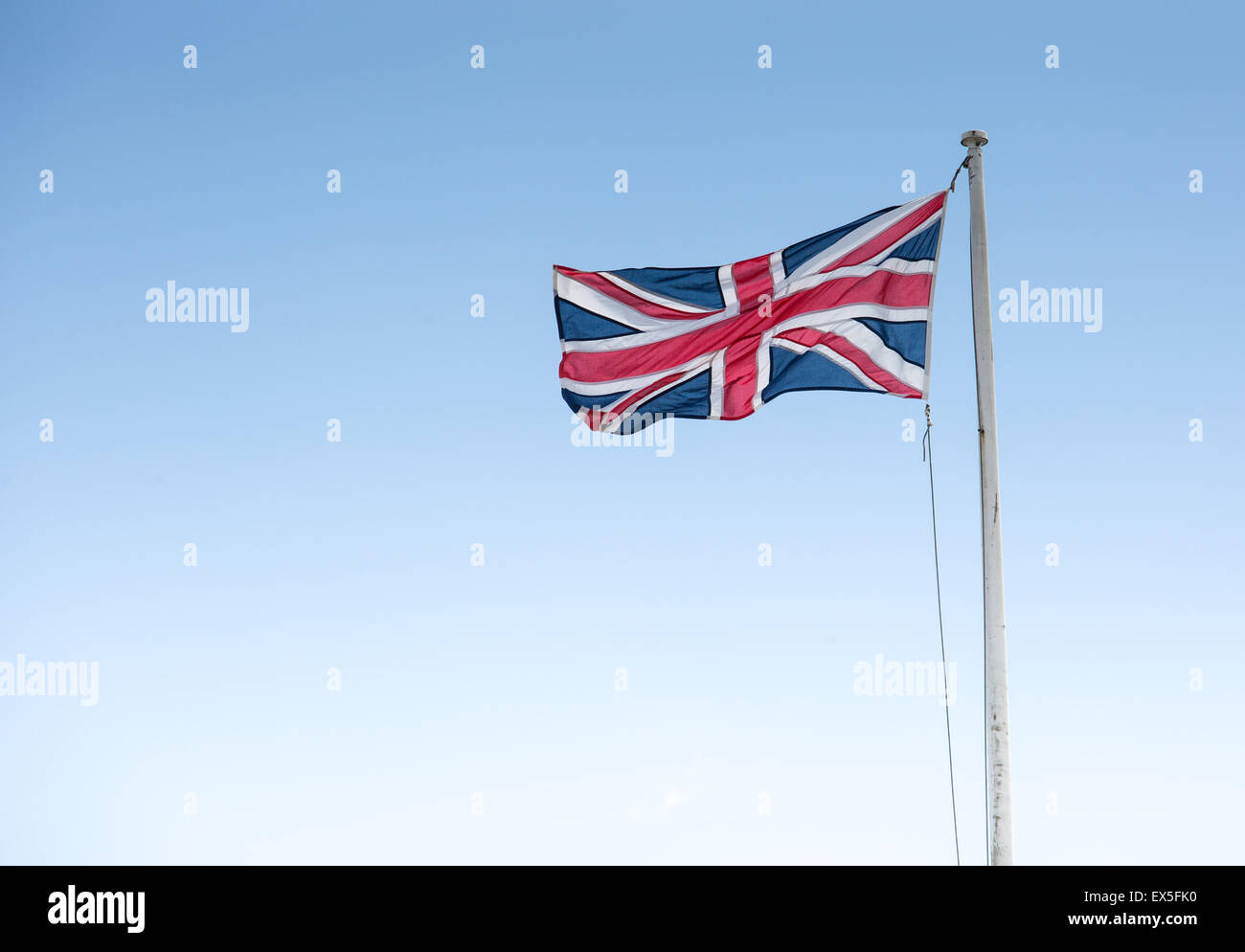 Union Jack-Flagge vor einem dramatischen Himmel wehenden Stockfoto