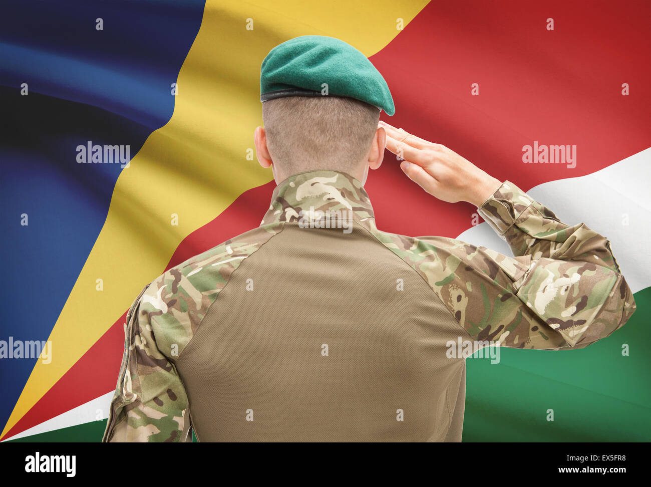 Soldat im Hut vor Nationalflagge Reihe - Seychellen Stockfoto