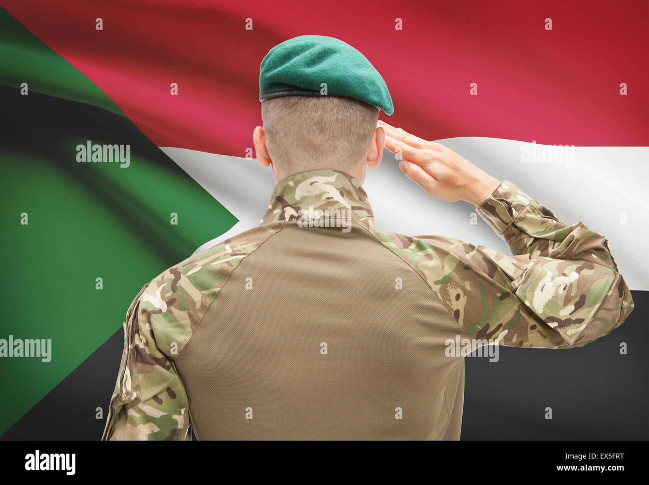 Soldat im Hut vor Nationalflagge Reihe - Sudan Stockfoto