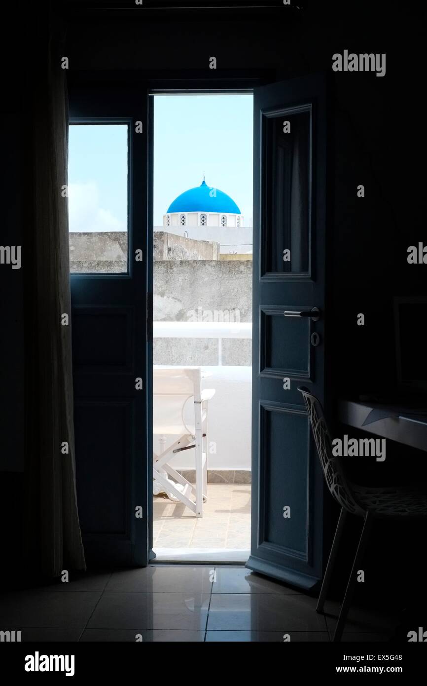 Ein Blick aus einem Hotelzimmer einer blauen Kuppel-Kirche, Imerovigli, Santorin, Griechenland Stockfoto