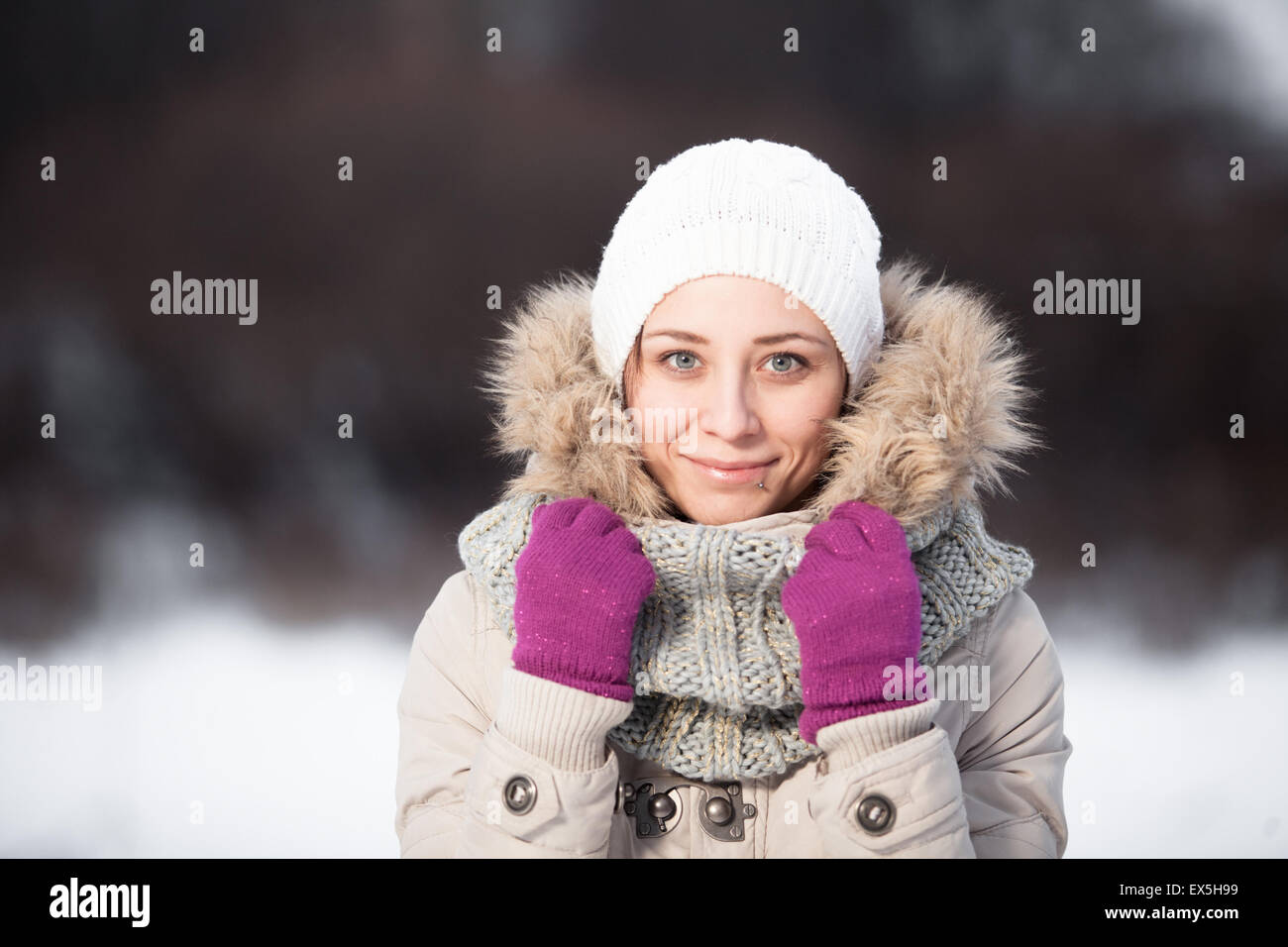 Lächelnde schöne junge Frau in einem Wintertag im Freien entspannen Stockfoto