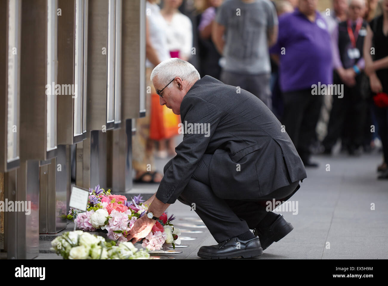 London, UK. 7. Juli 2015. Während eine Minuten Stille lag London Underground Personal Kränze am Kings Cross U-Bahn-Station.  Es ist heute vor 10 Jahren, da der Untergrund durch Terroristen bombardiert wurde.  Kings Cross Station, London, UK.  7. Juli 2015. Bildnachweis: Sam Barnes/Alamy Live-Nachrichten Stockfoto