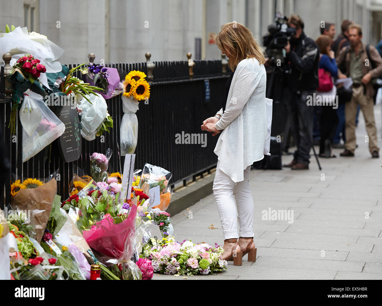 London, UK. 7. Juli 2015. Lesen Sie Nachrichten und Hommagen an die Opfer der letzten 7/7 Bomber Passanten.  Ein Mann, vielleicht ein Freund oder Verwandter, brach in Tränen. Tavistock Square, London, UK.  7. Juli 2015. Bildnachweis: Sam Barnes/Alamy Live-Nachrichten Stockfoto