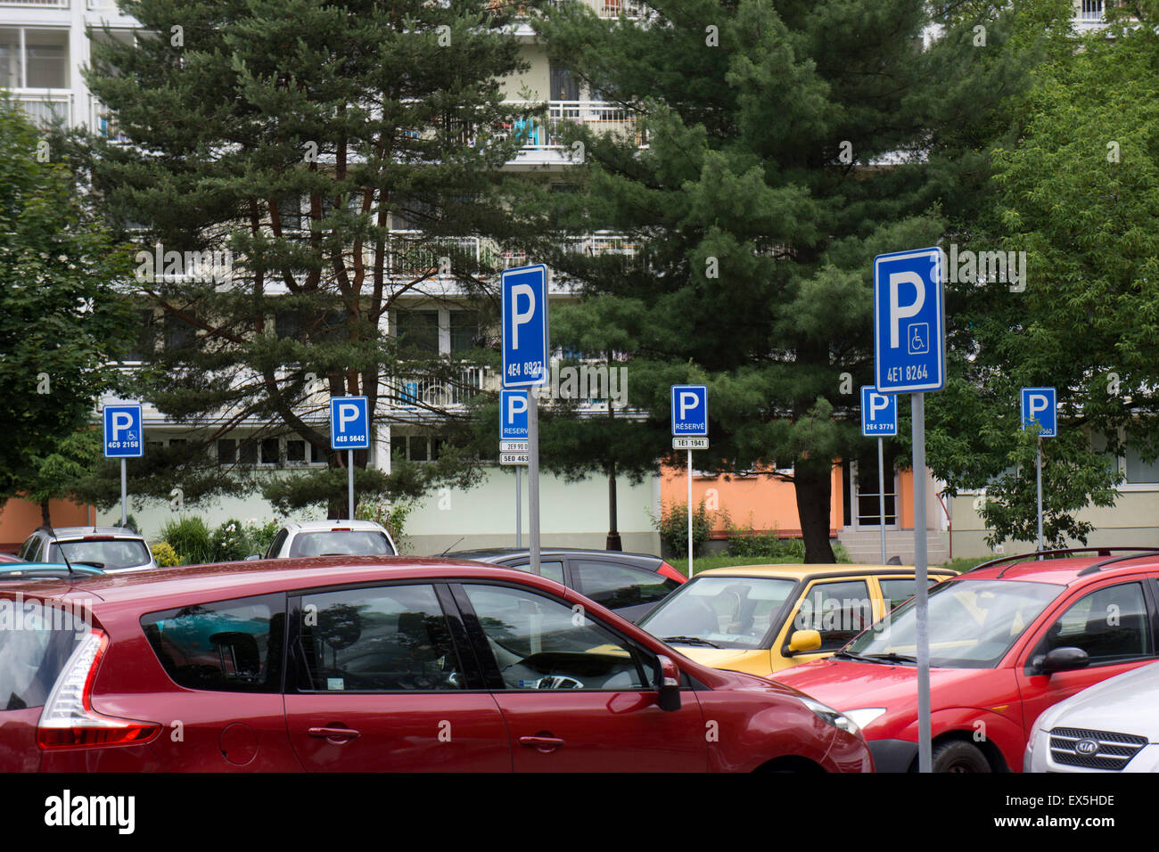 Parkplatz mit vielen Zeichen Stockfoto