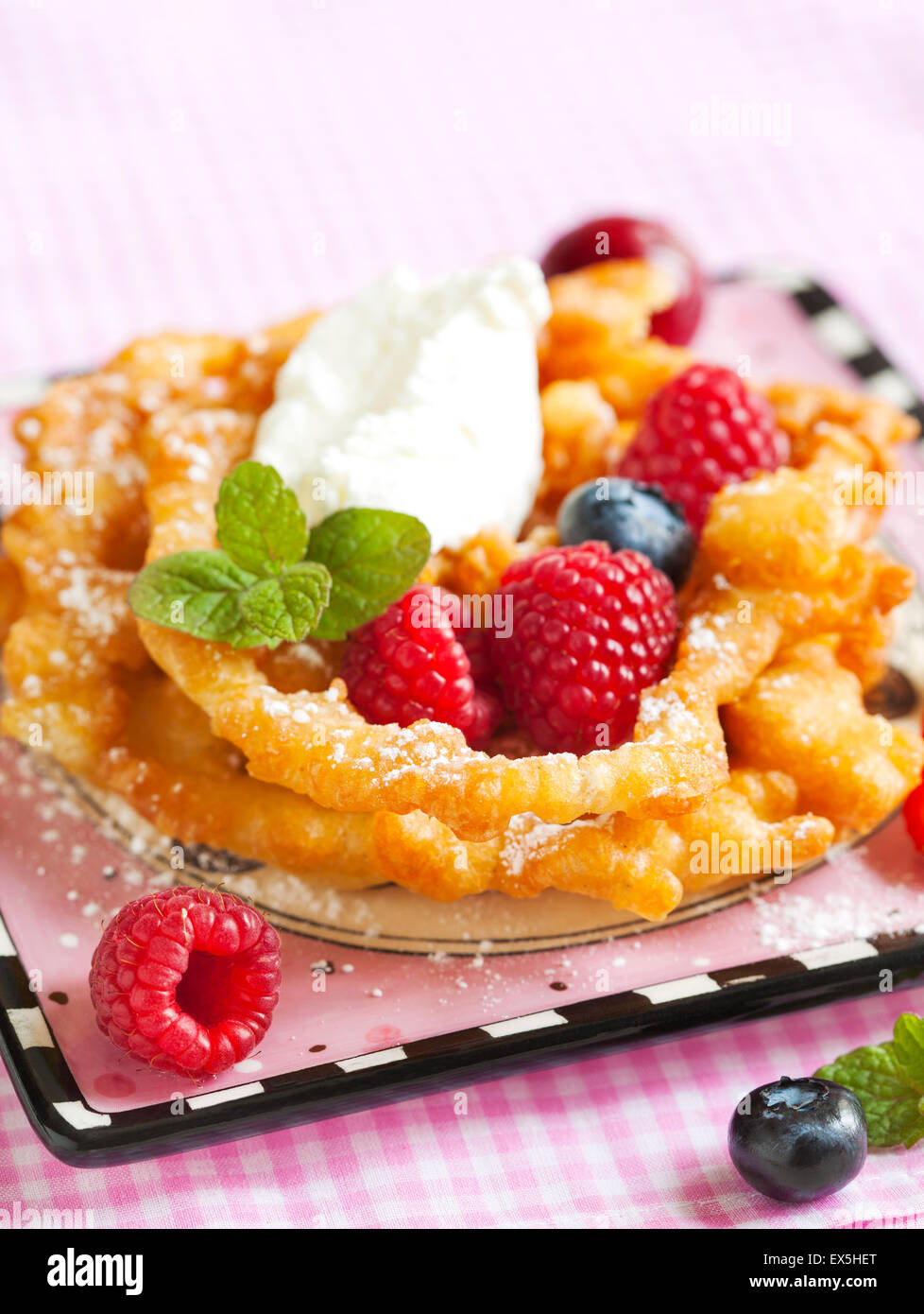 Trichter Kuchen mit frischen Beeren und Sahne Stockfoto