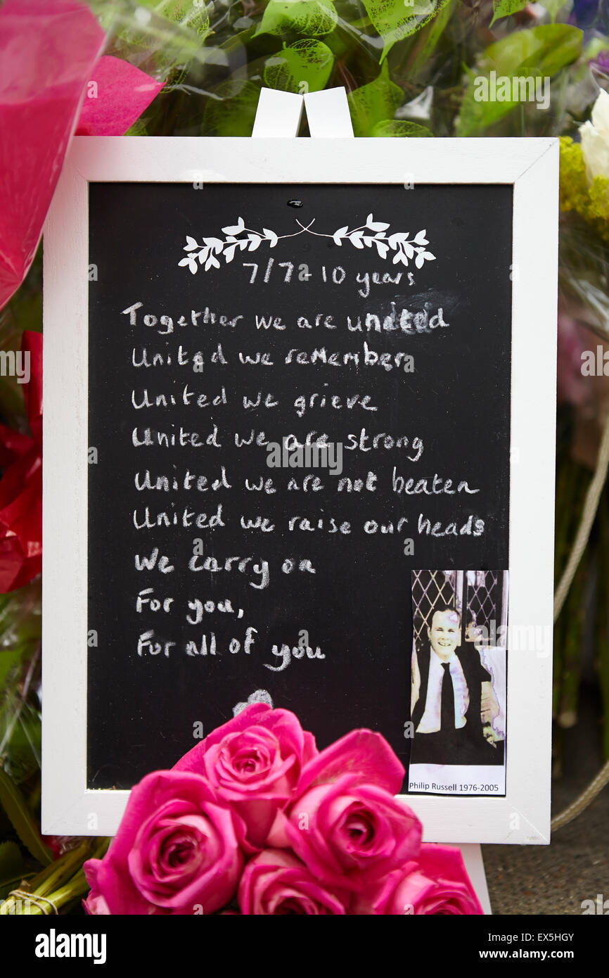 London, UK. 7. Juli 2015. Lesen Sie Nachrichten und Hommagen an die Opfer der letzten 7/7 Bomber Passanten.  Ein Mann, vielleicht ein Freund oder Verwandter, brach in Tränen. Tavistock Square, London, UK.  7. Juli 2015. Bildnachweis: Sam Barnes/Alamy Live-Nachrichten Stockfoto