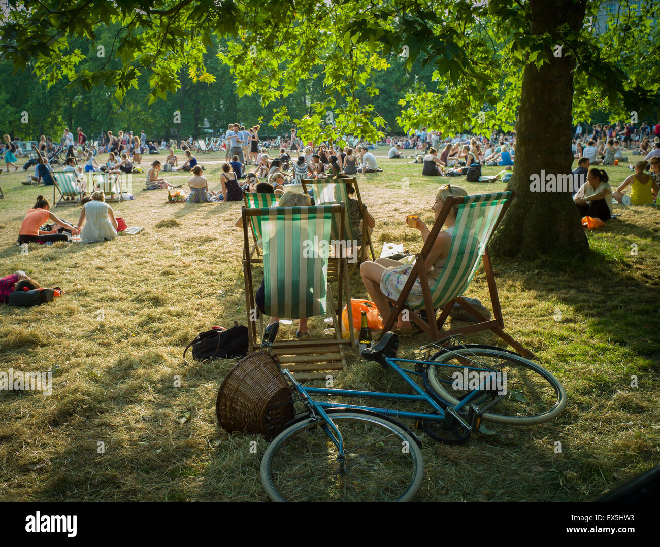 Sommerabend für Radfahrer und Pendler in Green Park, London 1. Juli 2015 am heißesten Tag des Jahres bei 37 Grad Stockfoto