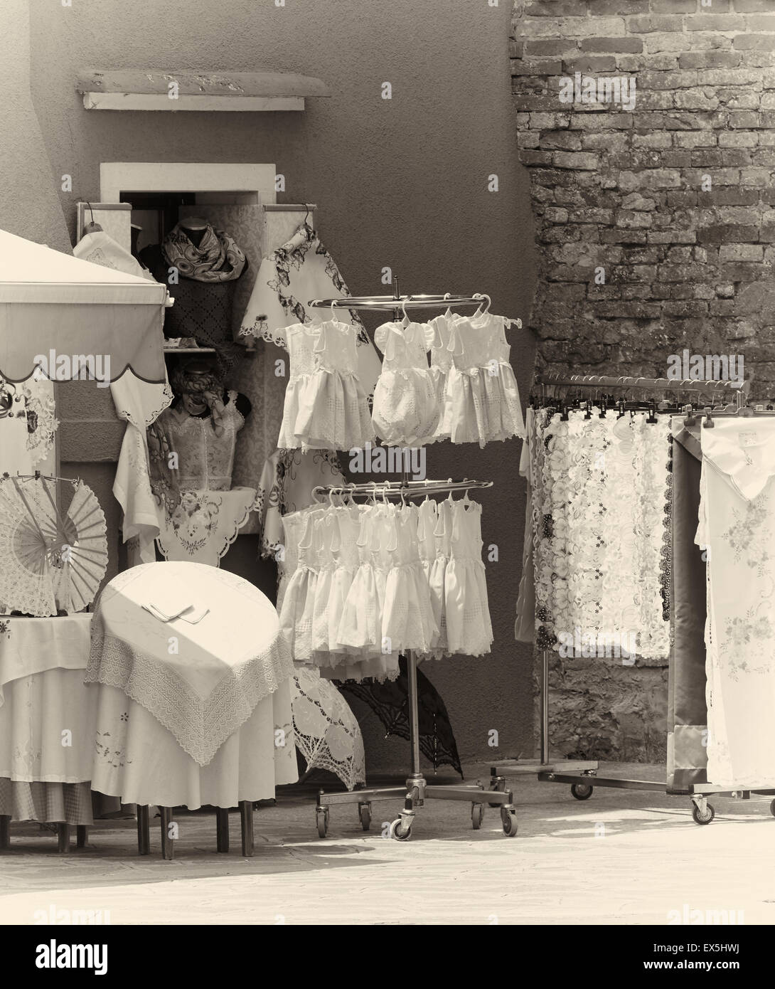 Anzeige der Spitzenerzeugnisse außerhalb Shop Burano venezianischen Lagune Veneto Italien Europa Stockfoto