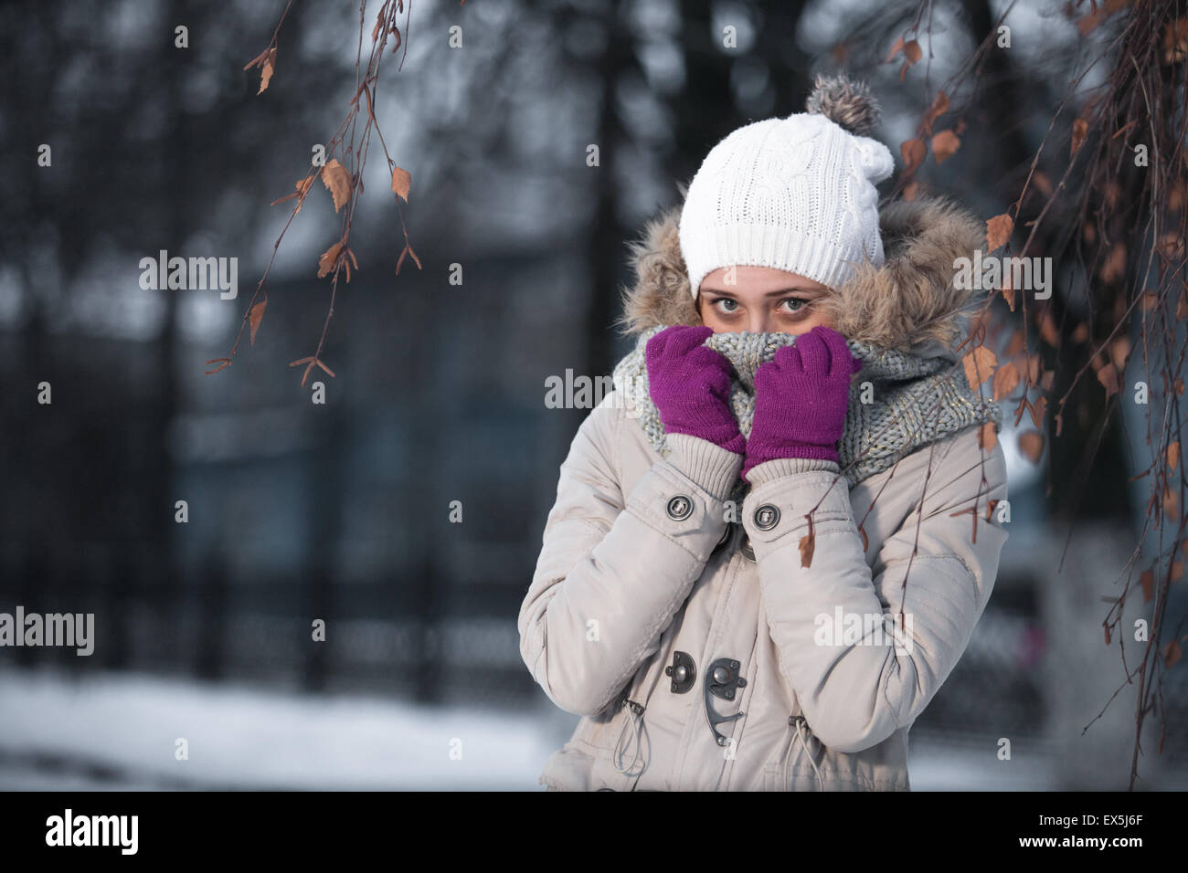 Stets gut gelaunte Frau Kleidung in warme Mütze. Winter-Saison. Stockfoto