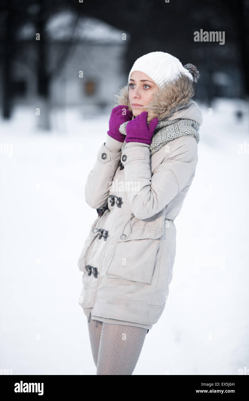 Attraktive junge Frau im Winter im freien Stockfoto