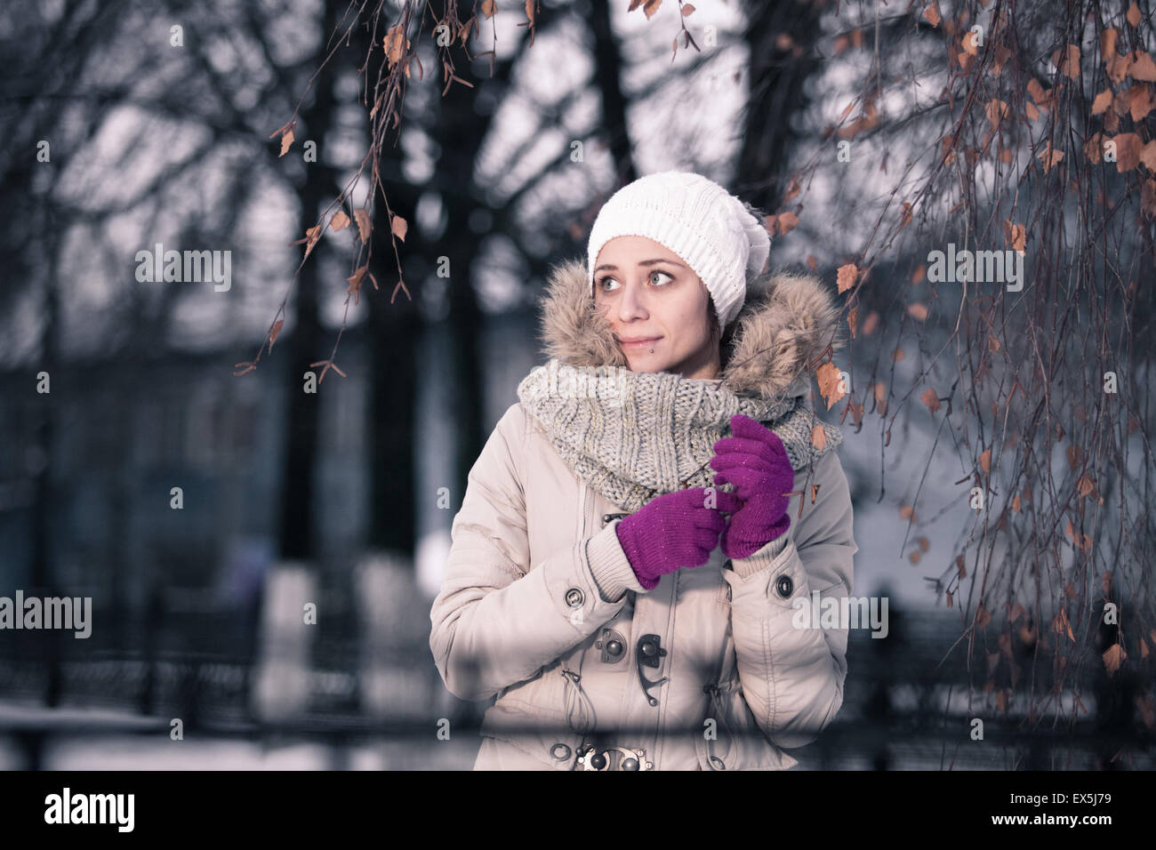 Outdoor Winter Closeup bunte Porträt des jungen glücklich Brünette. Stockfoto