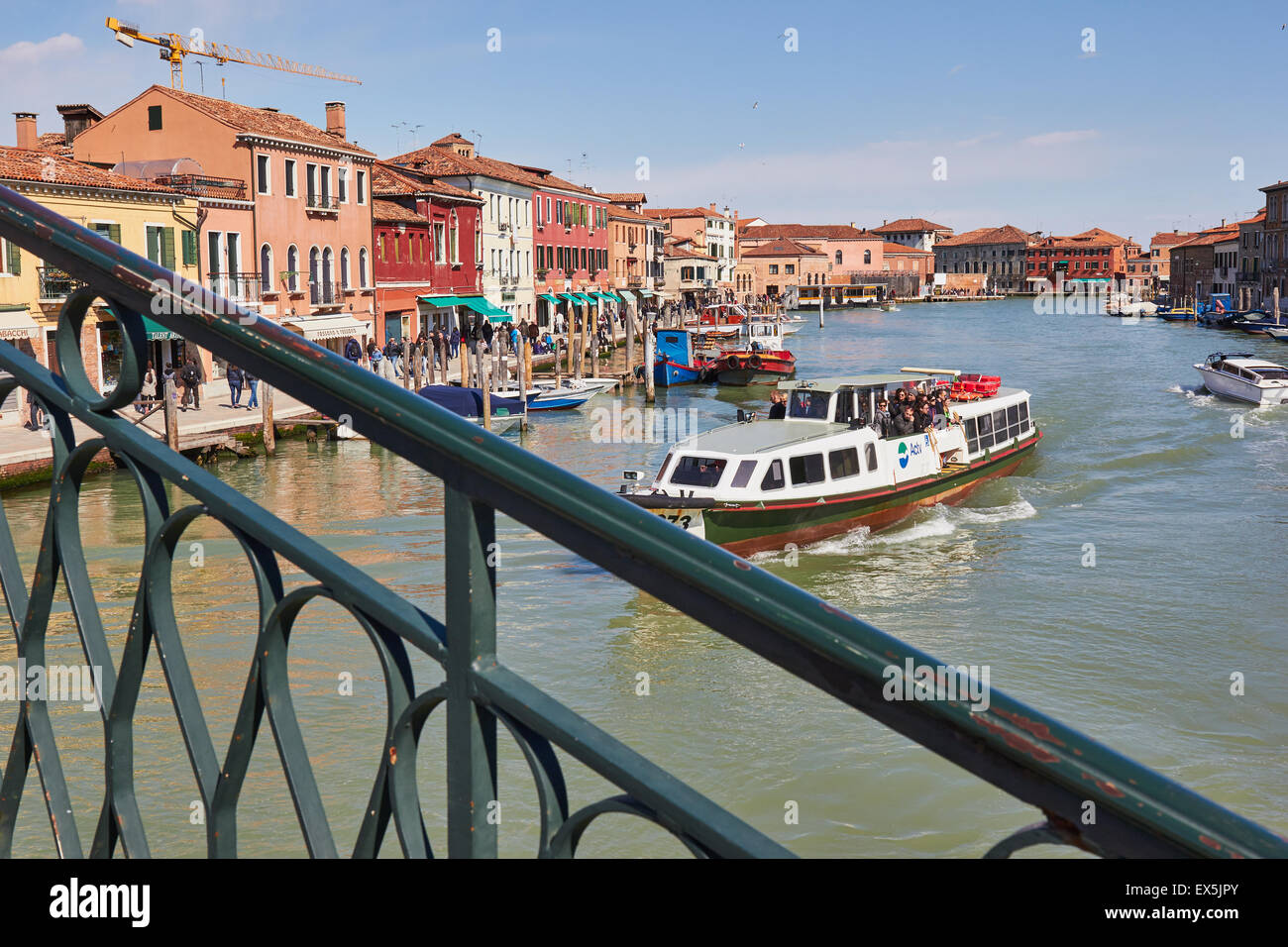 Vaporetto Reisen entlang Muranos Canal Grande gesehen vom Ponte Vivarini venezianischen Lagune Veneto Italien Europa Stockfoto