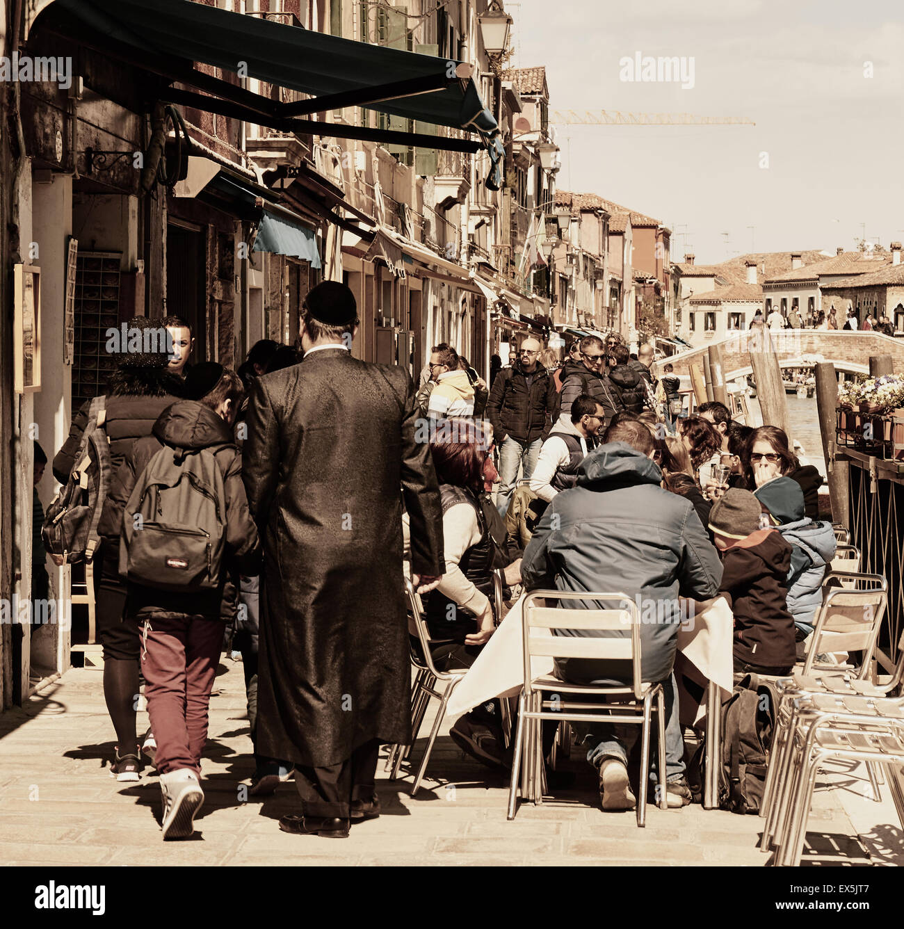 Jüdischen Familie vorbei an belebten Canalside Restaurant Murano venezianischen Lagune Veneto Italien Europa Stockfoto