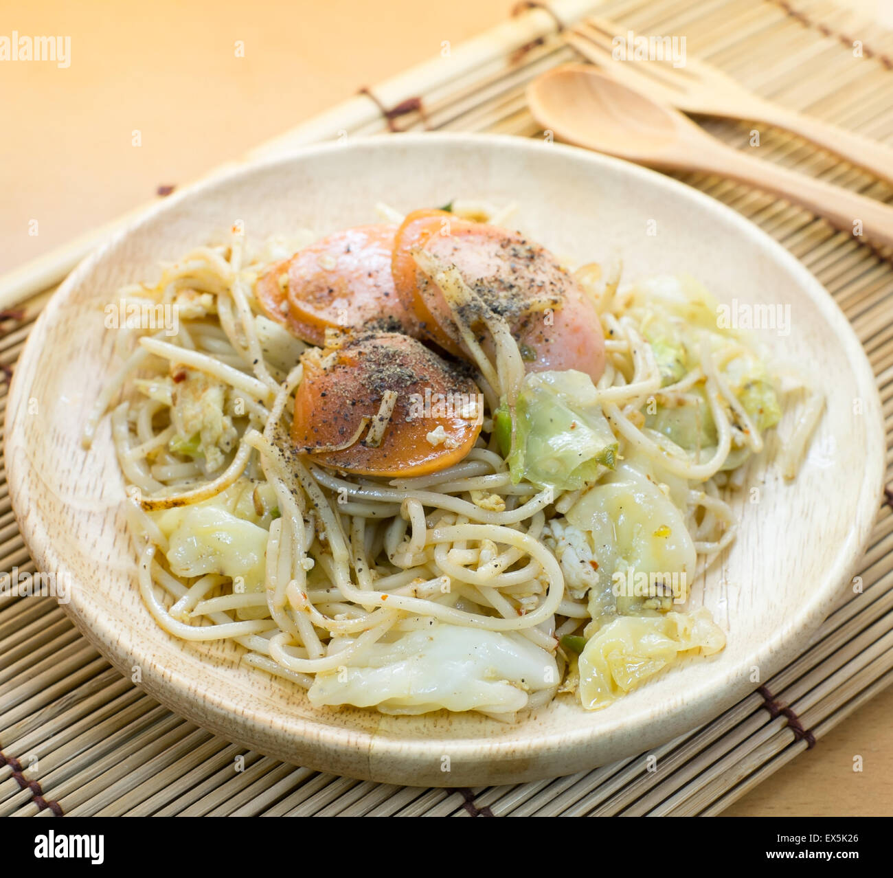 chinesische rühren gebratene Nudeln mit Wurst Stockfoto