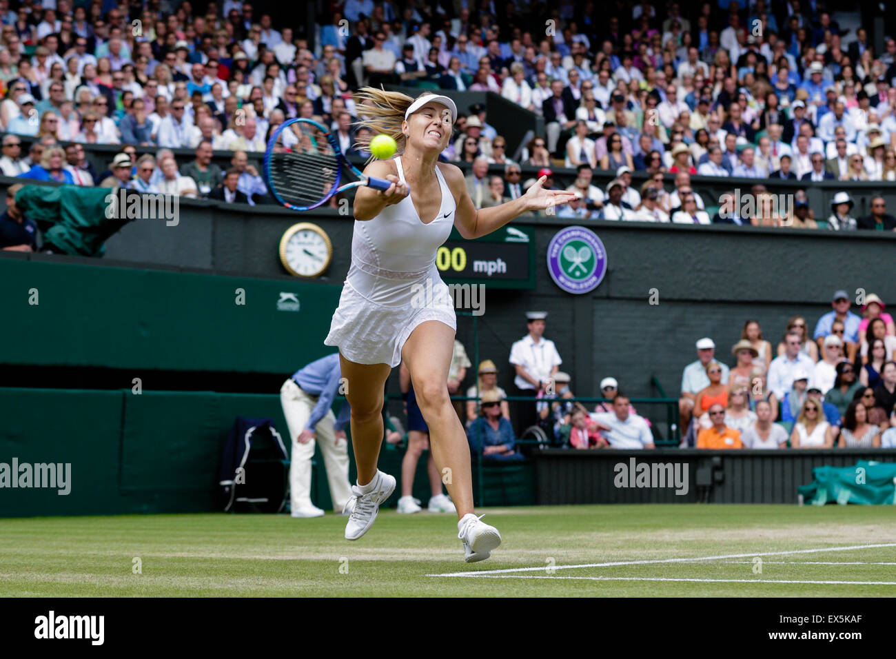 Wimbledon, Großbritannien. 7. Juli 2015. Das Tennisturnier von Wimbledon. Damen Einzel Viertel Finale zwischen vierte Samen Maria Sharapova (RUS) und Coco Vandeweghe (USA). Maria Sharapova in Aktion Credit: Action Plus Sport/Alamy Live News Stockfoto