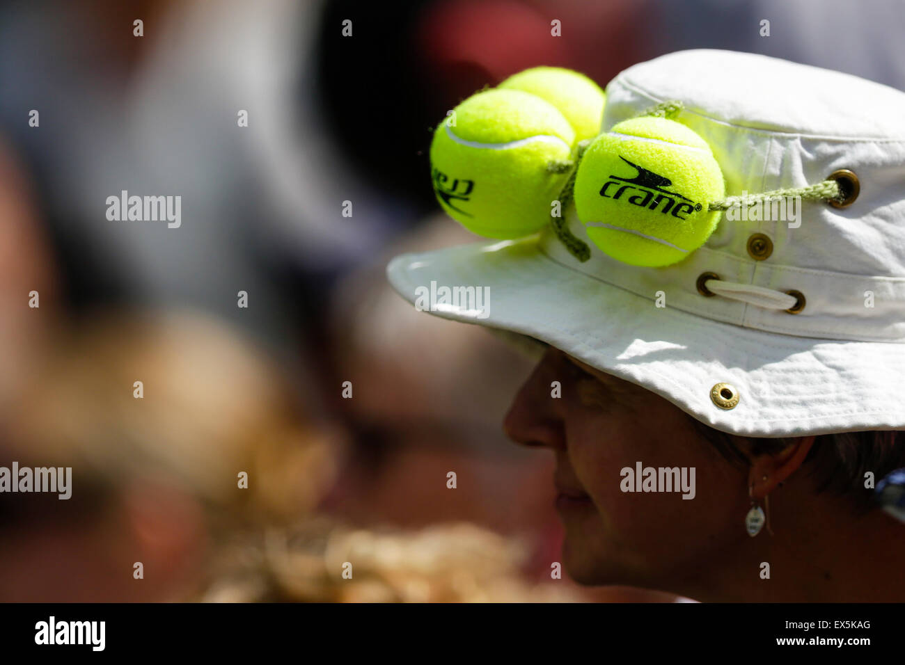 Wimbledon, Großbritannien. 7. Juli 2015. Das Tennisturnier von Wimbledon. Damen Einzel Viertel Finale zwischen vierte Samen Maria Sharapova (RUS) und Coco Vandeweghe (USA). Tennis themed Kopfbedeckung für einen Zuschauer Credit: Action Plus Sport/Alamy Live News Stockfoto