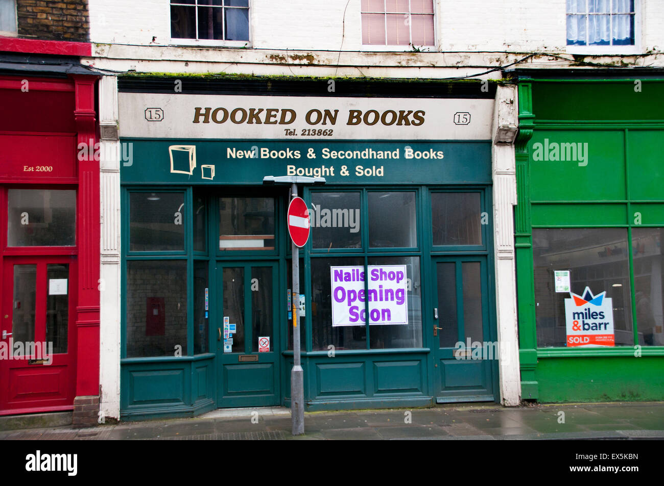 Heruntergekommenen Hauptstraße mit Buchladen Schließung im Meer Hafen Stadt von Dover Stockfoto