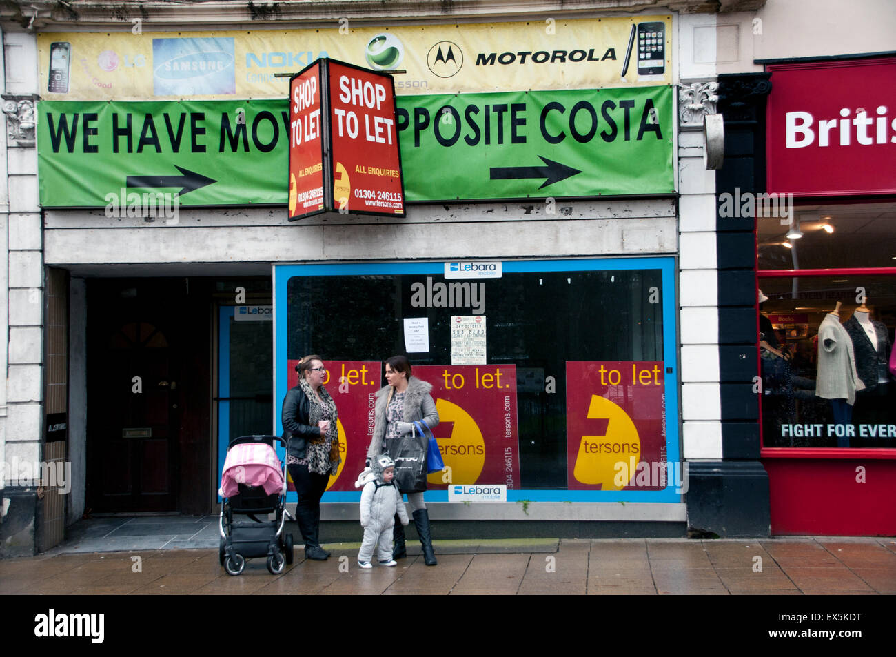 Heruntergekommenen Main Street im Meer Hafen Stadt von Dover mit Geschäften, die Stilllegung Stockfoto