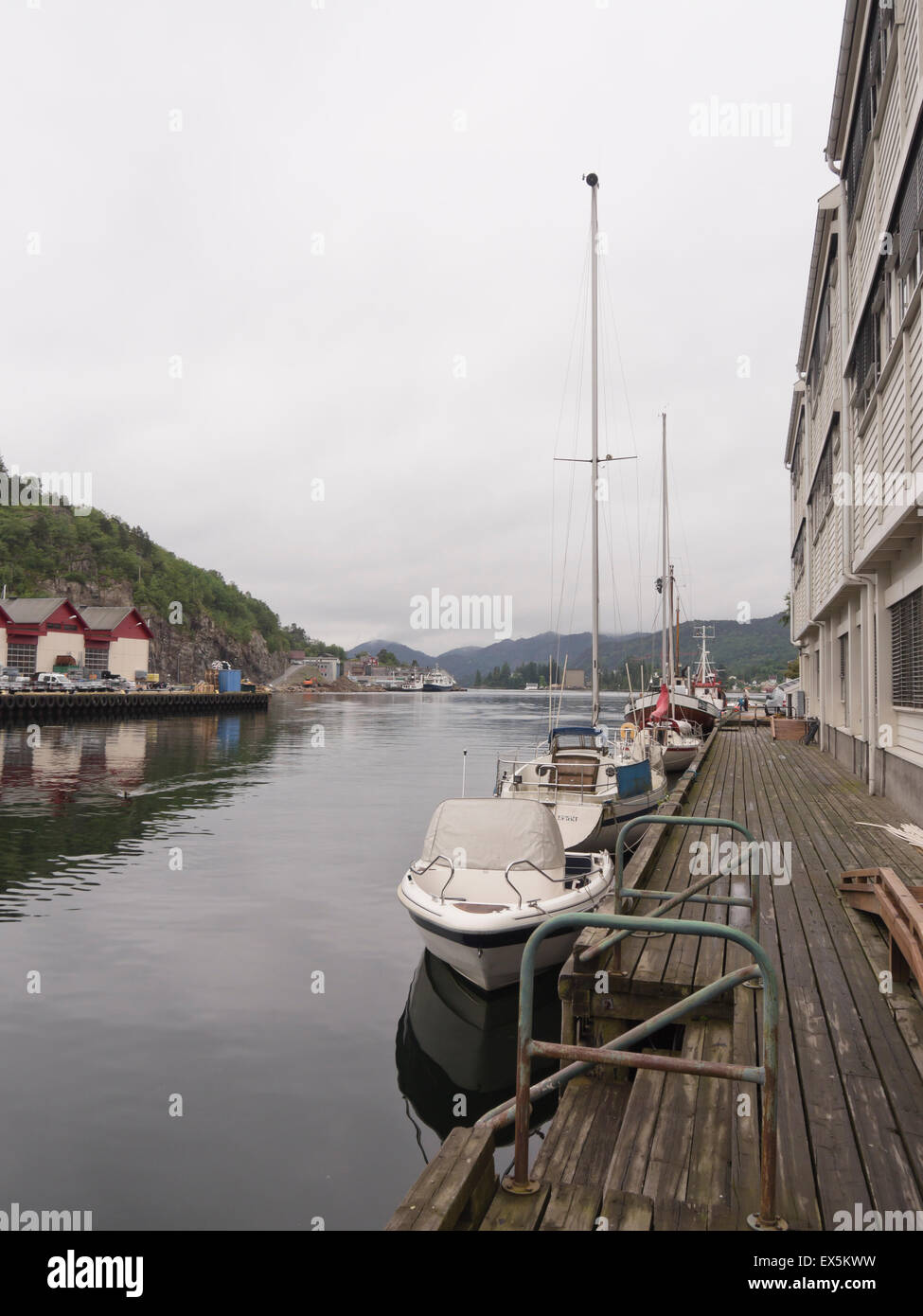 Blick entlang des Hafens in der Mitte von Flekkefjord Norwegen, Stockfoto