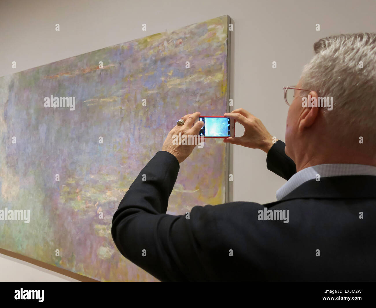 Der Mensch Nimmt Fotos Claude Monet Seerosen im Museum of Modern Art Interior, NYC Stockfoto