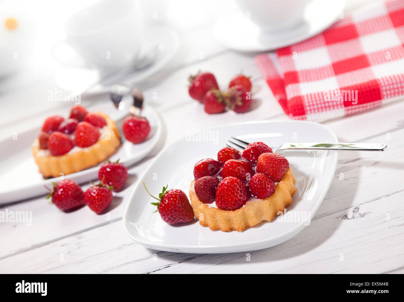 Strawberry Shortcakes auf Couchtisch, schräge Ansicht Stockfoto