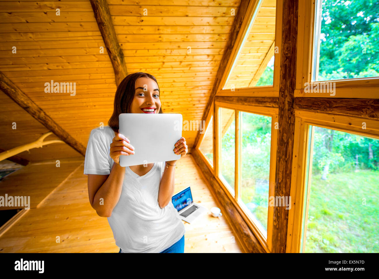 Frau mit digital-Tablette im Holzhaus Stockfoto